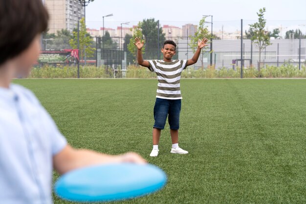 Chiudere i bambini che giocano con il frisbee