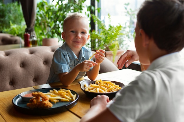 Chiudere i bambini che mangiano fast food