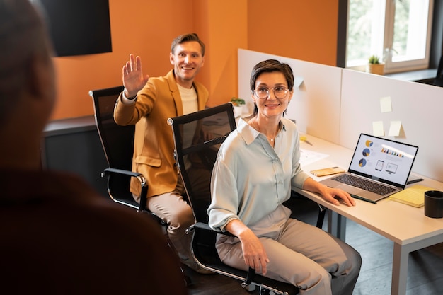 Chiudere i colleghi al lavoro con il laptop