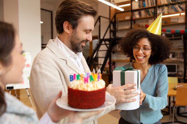 Chiudere i colleghi che celebrano