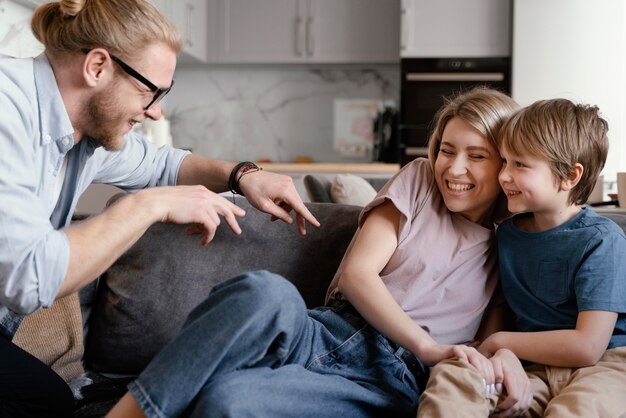 Chiudere i genitori e il bambino che si diverte