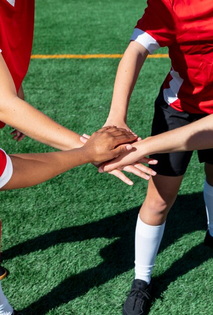 Chiudere i giocatori di squadra che tengono le mani