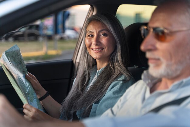 Chiudere i viaggiatori anziani in auto