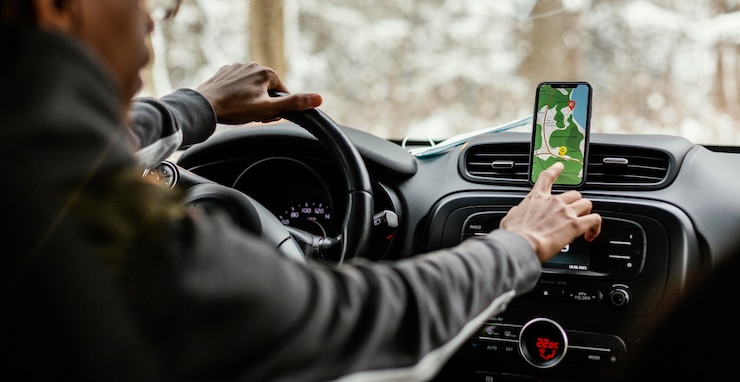 Foto gratuito chiudere il cellulare con indicazioni sulla mappa
