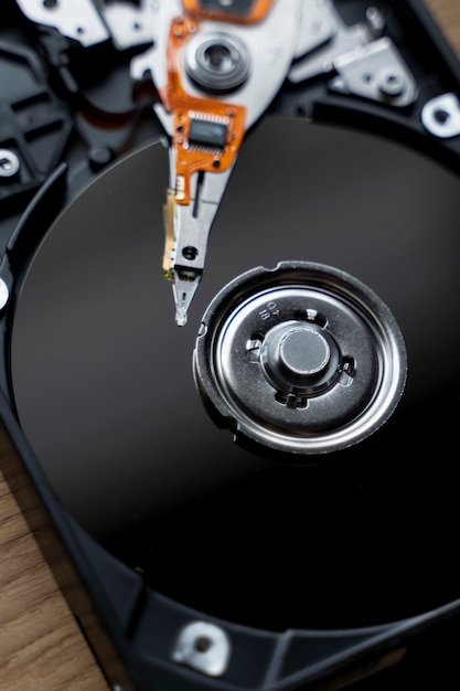 Chiudere il dispositivo hdd in studio flat lay