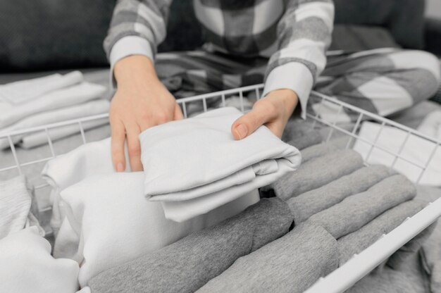 Chiudere la disposizione dei vestiti