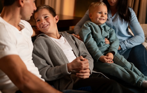 Chiudere la famiglia felice a casa