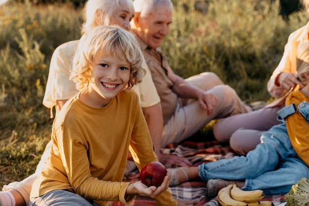 Chiudere la famiglia felice all'aperto