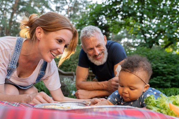 Chiudere la famiglia sorridente con il cibo