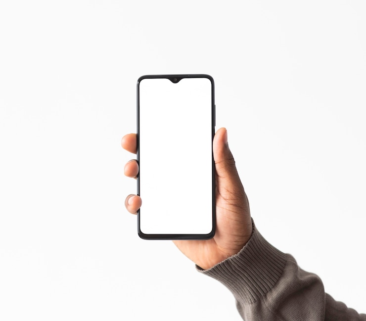 Foto gratuito chiudere la mano che tiene il telefono