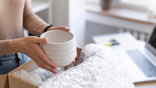 Chiudere la mano che tiene il vaso