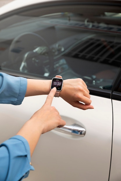 Chiudere la mano usando lo smartwatch per bloccare l'auto