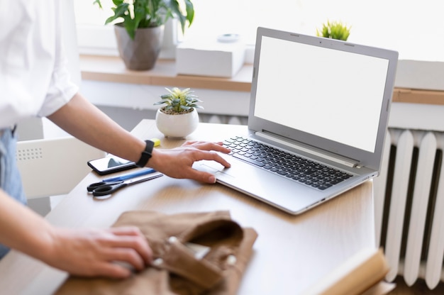 Chiudere la mano utilizzando il trackpad