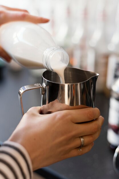 Chiudere la mano versando il latte in tazza