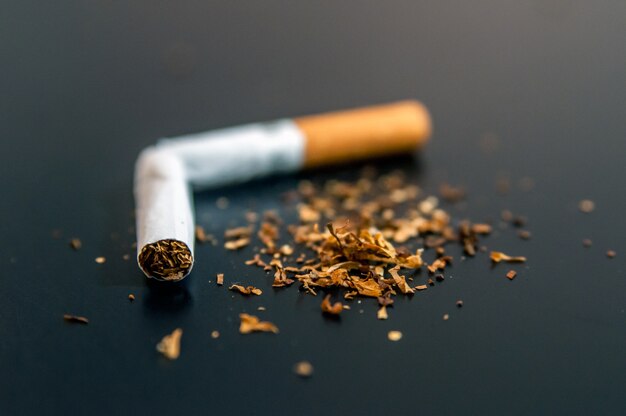 Chiudere la nicotina e la dipendenza da tabacco concetto astratto. Copia s