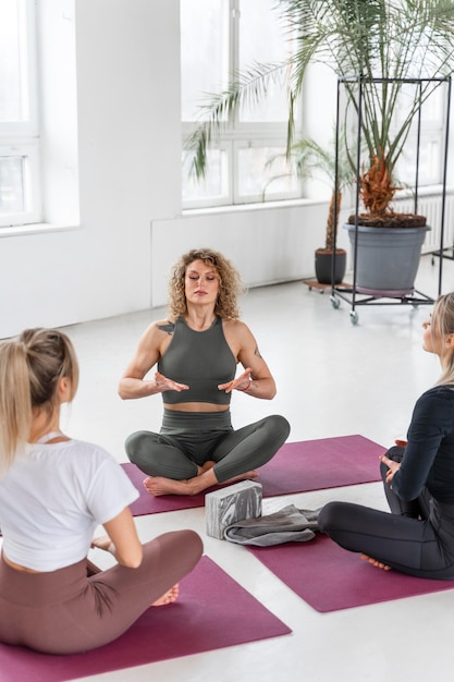 Chiudere le donne che fanno yoga al chiuso