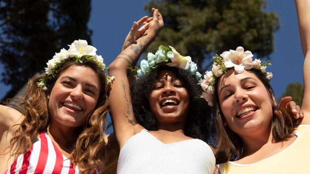 Chiudere le donne in posa insieme