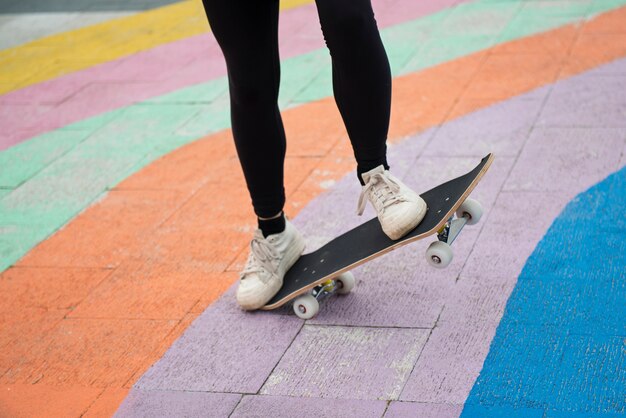 Chiudere le gambe facendo trucchi sullo skateboard