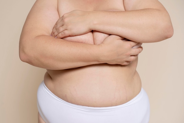 Chiudere le mani che coprono il corpo