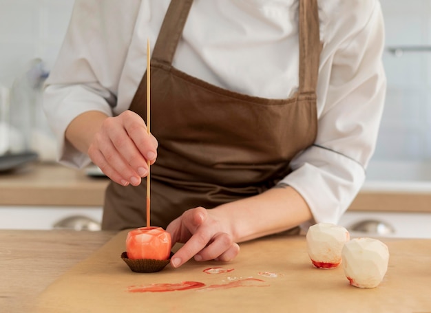 Chiudere le mani che preparano il dessert