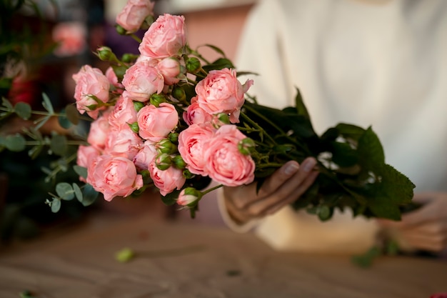 Chiudere le mani che tengono il mazzo di fiori