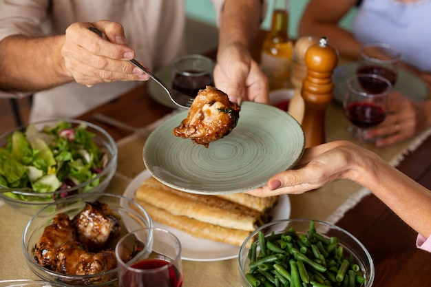 Chiudere le mani che tengono il piatto di cibo