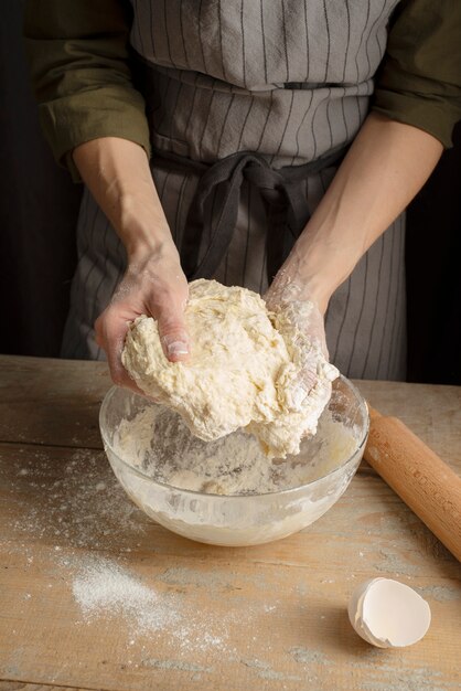 Chiudere le mani che tengono la pasta