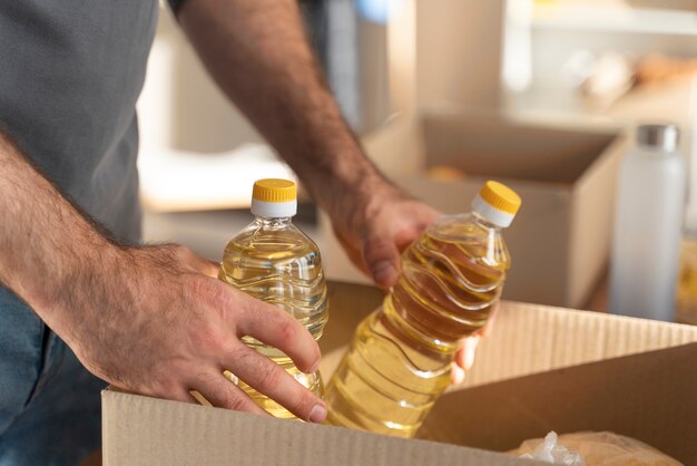 Chiudere le mani che tengono le bottiglie di olio