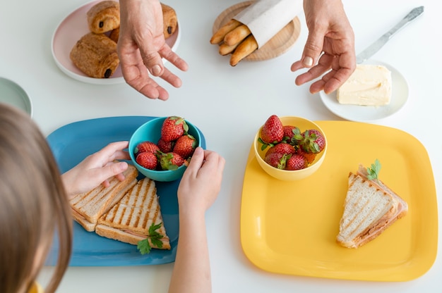 Chiudere le mani con cibo delizioso