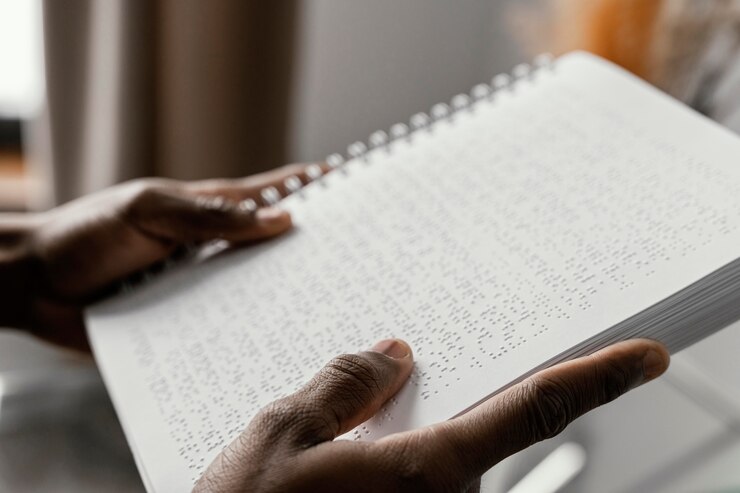 Foto gratuito chiudere le mani con il taccuino braille