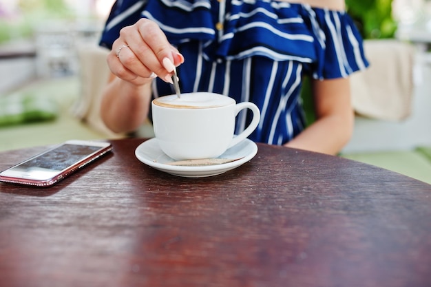 Chiudere le mani con zucchero e tazza di caffè