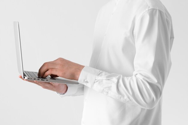 Chiudere le mani digitando sulla tastiera