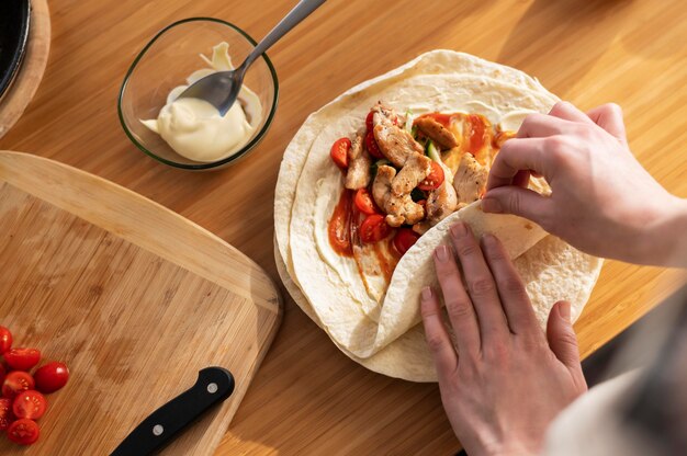 Chiudere le mani nella preparazione del cibo