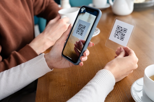 Chiudere le mani per la scansione del codice qr