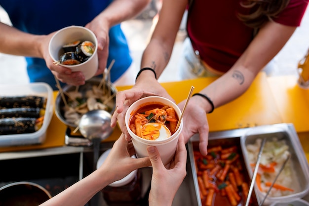 Chiudere le mani tenendo la tazza con il cibo