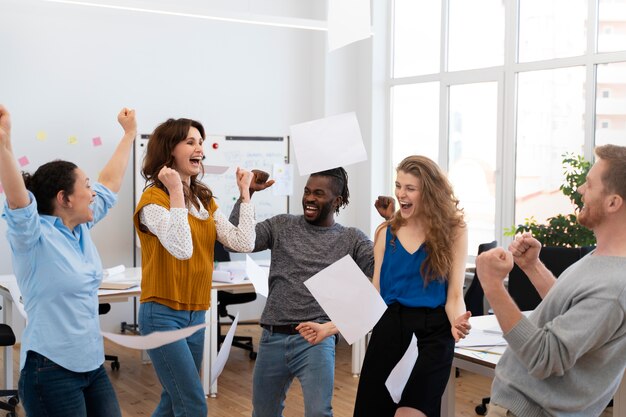 Chiudere le persone al lavoro essendo felici work