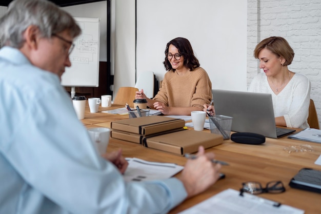 Chiudere le persone alla riunione di lavoro