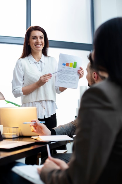 Chiudere le persone alla riunione di lavoro