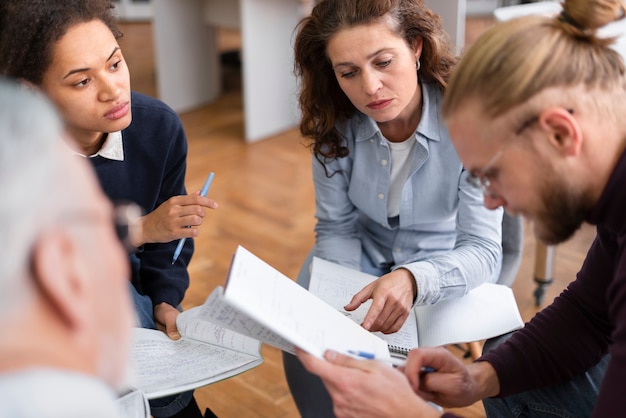 Chiudere le persone che discutono