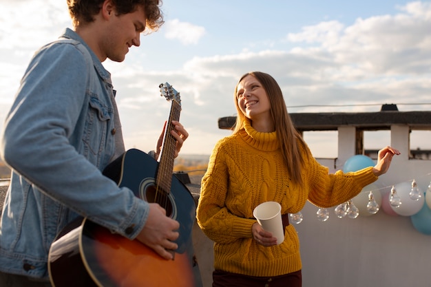 Chiudere le persone che fanno festa insieme