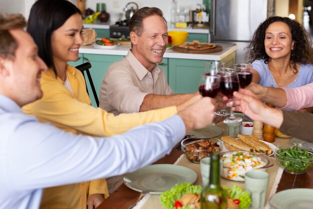 Chiudere le persone che festeggiano insieme