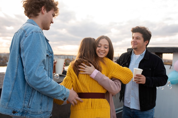 Chiudere le persone che festeggiano insieme