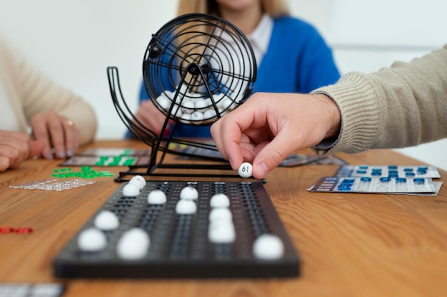 Chiudere le persone che giocano a bingo