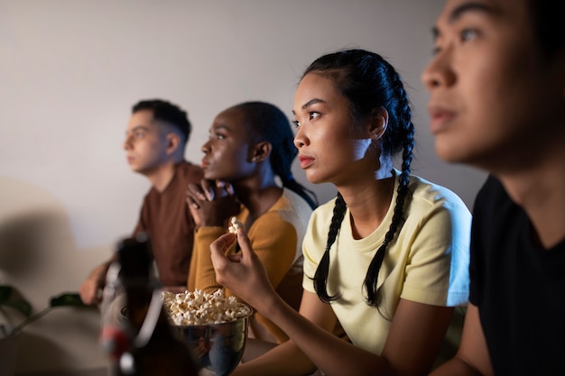 Chiudere le persone che guardano i film