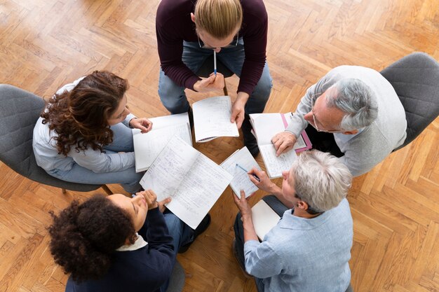 Chiudere le persone che imparano insieme