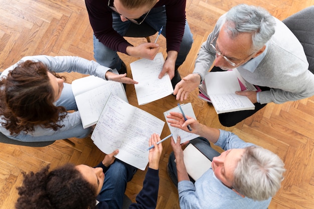 Chiudere le persone che imparano insieme