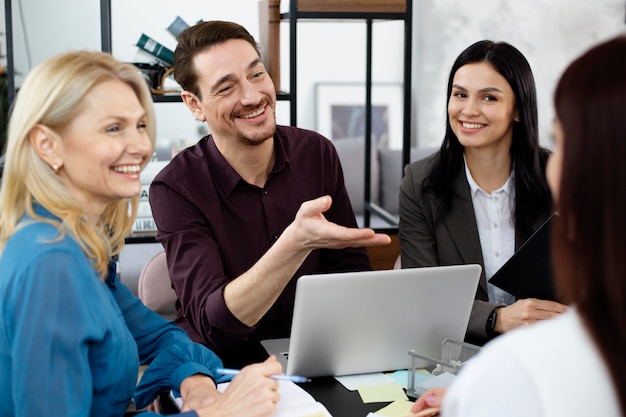 Chiudere le persone che lavorano con il laptop