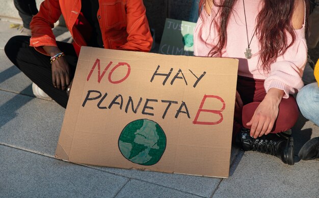 Chiudere le persone che protestano per l'ambiente