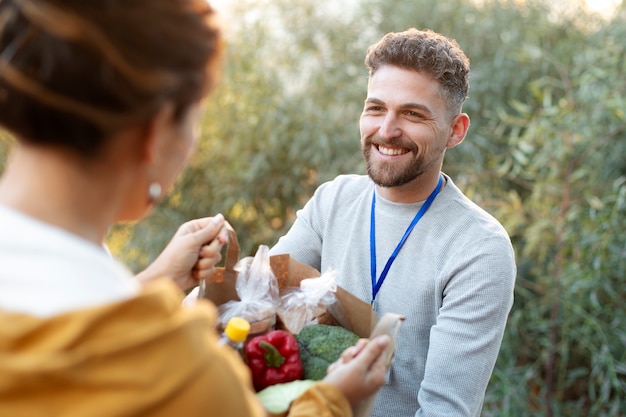 Chiudere le persone che raccolgono donazioni di cibo