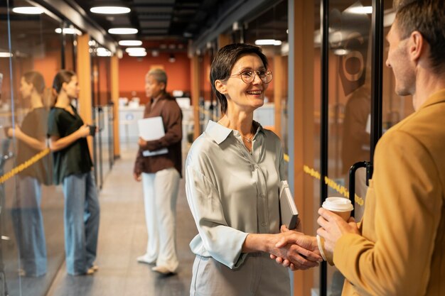 Chiudere le persone che si stringono la mano al lavoro